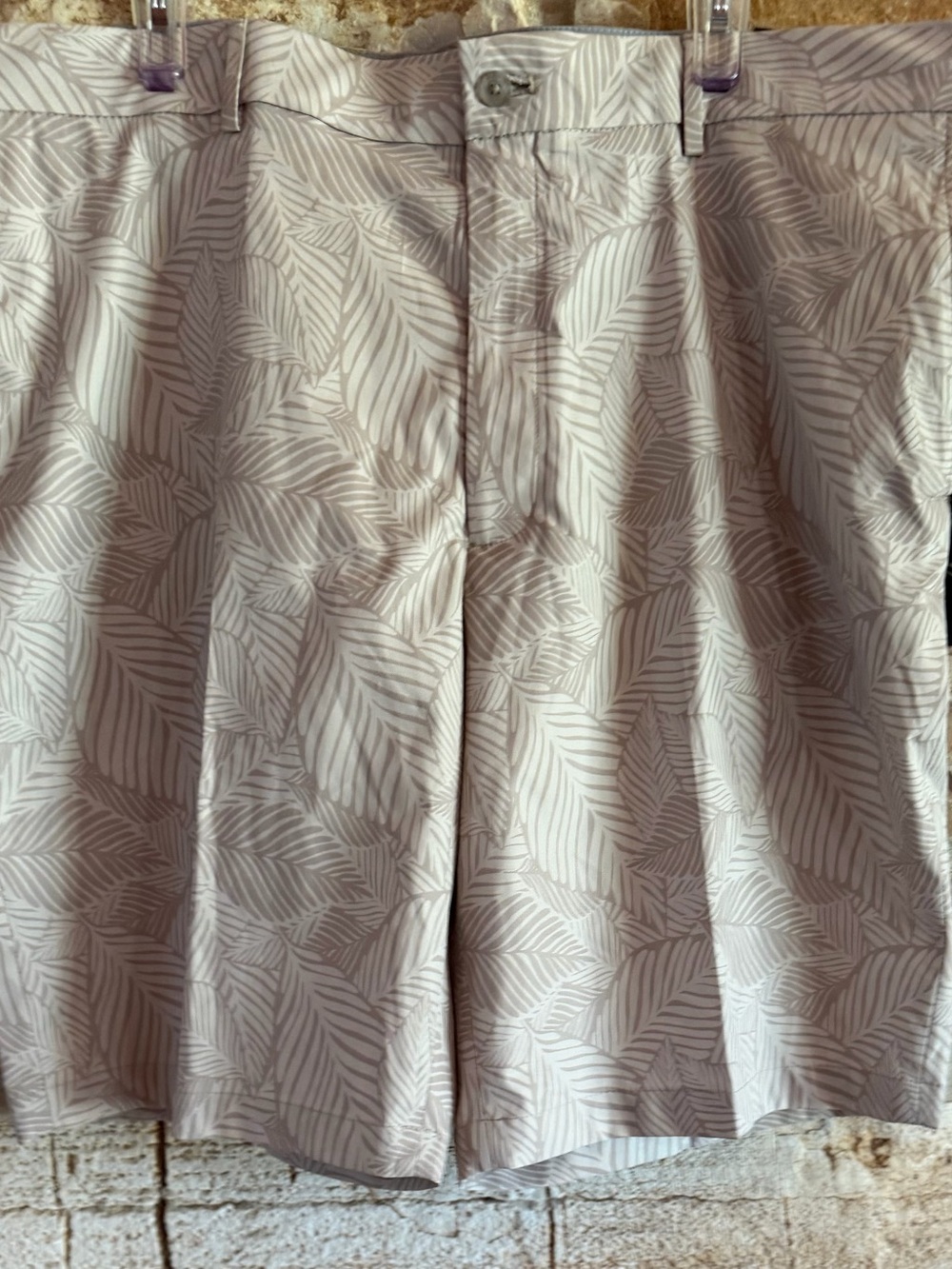 Walter Hagen Light Gray Leaf-Print Flat Front Shorts